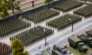 Model düzeni. Rus ordusu tören alanında duruyor ve saldırıya hazırlanıyor.