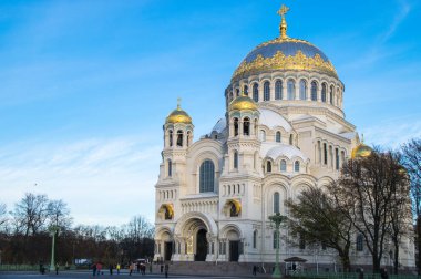PETERSBURG, RUSSIA - 21 Ekim 2018: 1903-1913 yılları arasında Rus Donanması 'nın ana kilisesi olarak inşa edilen St. Nicholas Ortodoks Donanma Katedrali