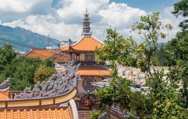 Long Son Pagoda veya Chua Long Son Vietnam 'ın Nha Trang şehrinde bir Budist tapınağıdır.