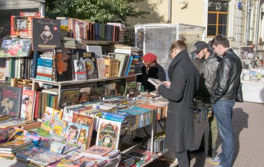 Moskova, Rusya - 30 Eylül 2018: Arbat Caddesi 'ndeki Kitap Fuarı