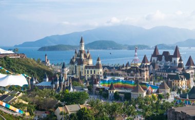 Nha Trang, Vietnam - 29 Nisan 2018: Vininci Parkı 'ndaki muhteşem binalar