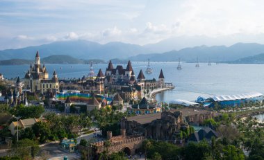 Nha Trang, Vietnam - 29 Nisan 2018: Vininci Parkı 'ndaki muhteşem binalar