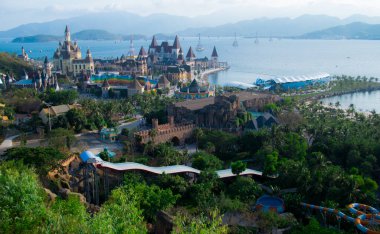 Nha Trang, Vietnam - 29 Nisan 2018: Vininci Parkı 'ndaki muhteşem binalar