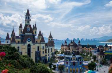 Nha Trang, Vietnam - 29 Nisan 2018: Vininci Parkı 'ndaki muhteşem binalar