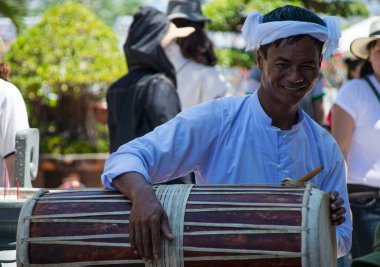 Nha Trang, Vietnam - 27 Nisan 2018: Antik Po Nagar Cham Kuleleri yakınlarında müzikal performans