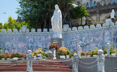 Nha Trang, Vietnam 'daki Kral Katedrali' nin yanındaki Ave Maria Heykeli.