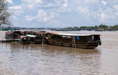 VINH LONG, VİETNAM - 26 Nisan 2018: Rıhtımda turist teknesi Mekong Delta 'sında turistleri bekliyor