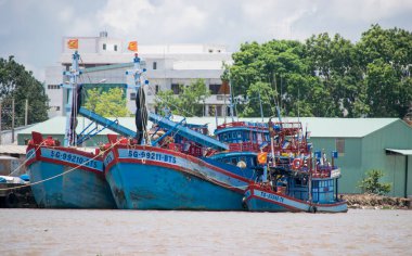 VINH LONG, VİETNAM - 26 Nisan 2018: Kargo gemileri Mekong Deltası 'ndaki rıhtıma demir attı