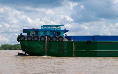 Mekong Delta, Vietnam - 26 Nisan 2018 Mekong Delta 'da kargo mavnası