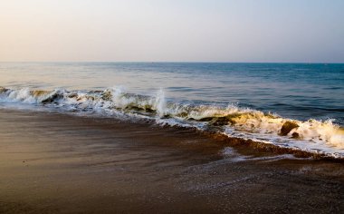 Hindistan, Kuzey Goa 'daki Anjuna Sahili' nde dalgalar