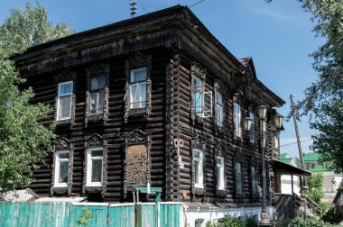 TOMSK, RUSSIA - 18 Haziran 2017: Yolun yakınındaki eski ahşap ev