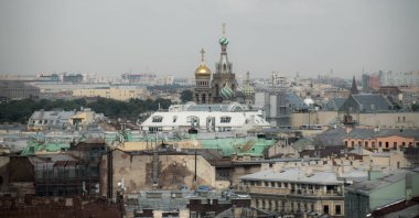 Saint Petersburg, Rusya - 16 Haziran 2016: Saint Petersburg çatıları, Kan Kurtarıcı Kilisesi görüşü