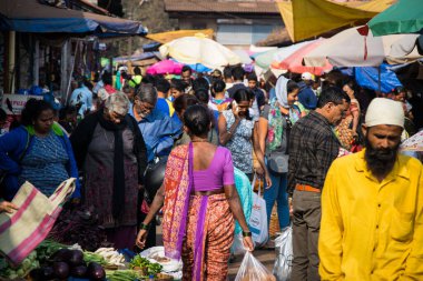 Kuzey Goa, Hindistan - 13 Ocak 2017: Mapusa pazarındaki kalabalık.