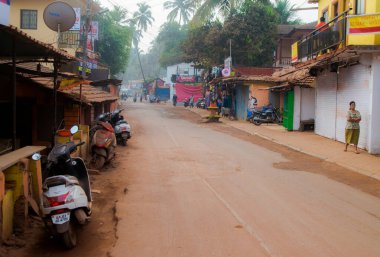 Kuzey Goa, Hindistan - 16 Ocak 2017: Hint köyünün sokakları