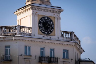 ZHELEZNOGORSK, RUSSIA - 6 Kasım 2016: İşaretli şehir saati 