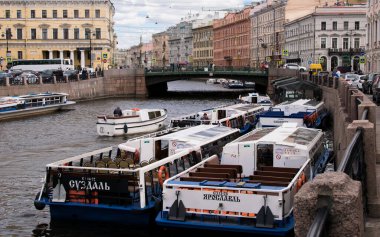 Saint Petersburg, Rusya 'daki Moika Nehri' ndeki turist tekneleri.