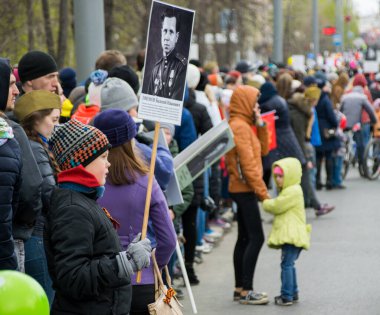TOMSK, RUSSIA - 9 Mayıs 2016: Zafer Günü kutlamalarında insanlar 