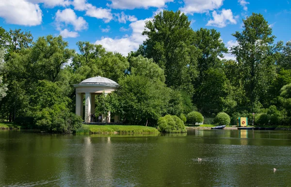 San Pietroburgo Russia Giugno 2019 Gazebo Lago Nel Parco Ekaterinhof — Foto Stock