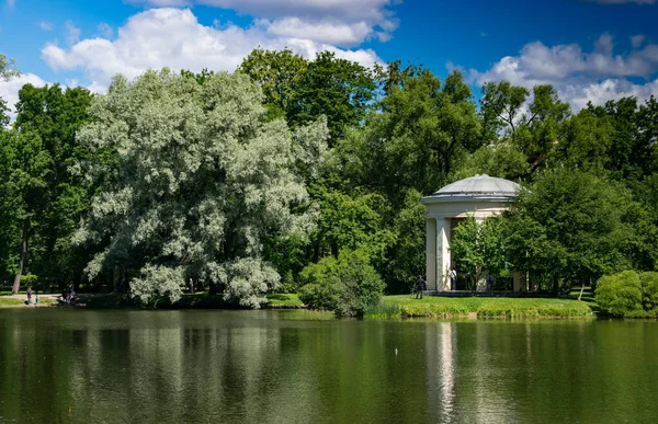 Saint Petersburg, Rusya - 29 Haziran 2019: Ekaterinhof parkında çardak ve göl