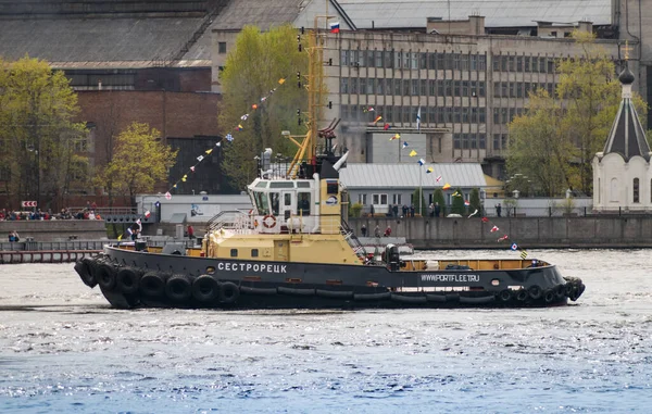 Saint Petersburg, Rusya - 5 Mayıs 2019 Neva Nehri üzerinde dans eden römorkörler. St. Petersburg 'daki deniz buz kırıcıları festivali. Römorkör Sestroretsk