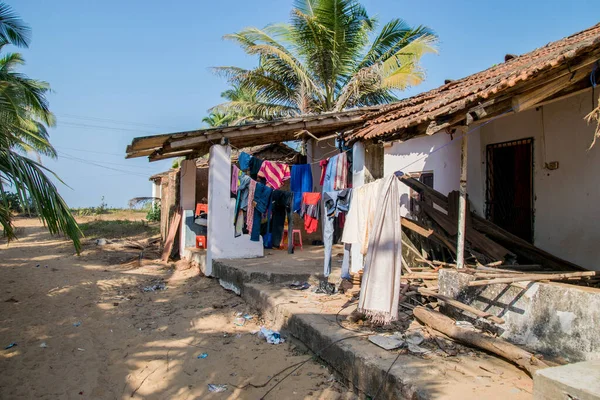 Hindistan, Goa, Anjuna köyü. Fakir bir kulübenin yakınındaki iple kurumuş giysiler.
