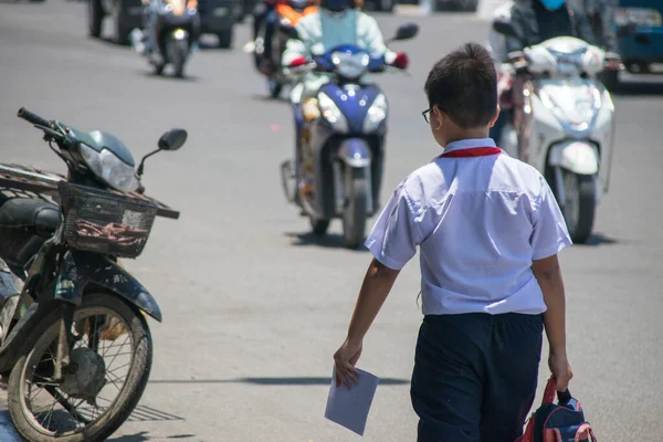 Nha Trang, Vietnam - 2 Mayıs 2018: kırmızı kravatlı Vietnamlı öğrenci