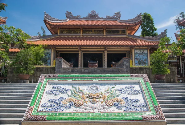 Nha Trang, Vietnam - 2 Mayıs 2018: Long Son Pagoda veya Chua Long Son Budist tapınağıdır.
