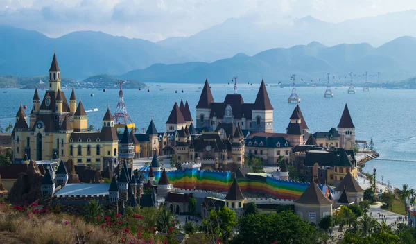 Nha Trang, Vietnam - 29 Nisan 2018: Vininci Parkı 'ndaki muhteşem binalar