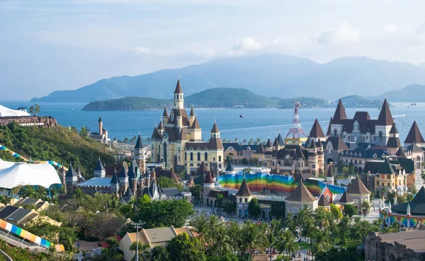 Nha Trang, Vietnam - 29 Nisan 2018: Vininci Parkı 'ndaki muhteşem binalar