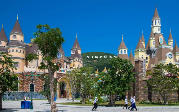 Nha Trang, Vietnam - 29 Nisan 2018: Vininci Parkı 'ndaki muhteşem şato