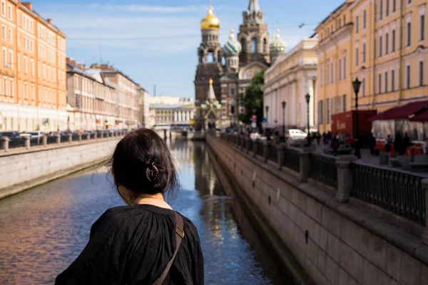 Saint Petersburg, Rusya - 15 Haziran 2016: Çinli turist Kan Döken Kurtarıcı Kilisesi 'ne hayran