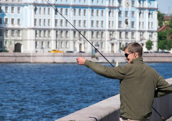 San Petersburgo Rusia Junio 2016 Pescador Captura Pez Río Neva — Foto de Stock