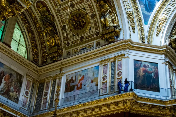 俄罗斯圣彼得堡 2016年6月16日 以壁画为背景的圣以撒大教堂的修复者 — 图库照片