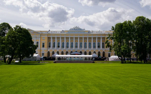 Gran Césped Del Jardín Mikhailovsky Palacio Mikhailovsky San Petersburgo Rusia —  Fotos de Stock