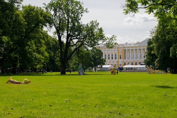 Gran Césped Del Jardín Mikhailovsky Palacio Mikhailovsky San Petersburgo Rusia —  Fotos de Stock