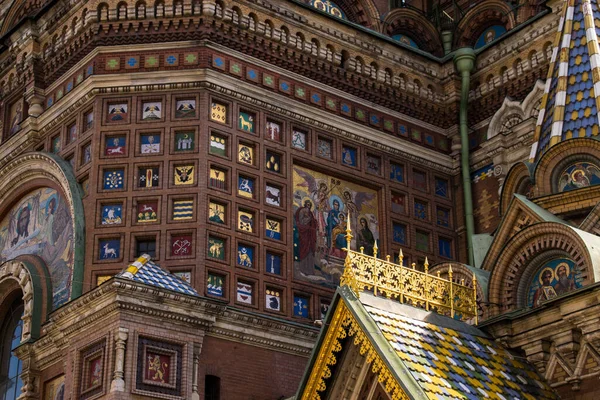 圣彼得堡弥漫着鲜血的救主教堂墙壁上的清真寺 — 图库照片