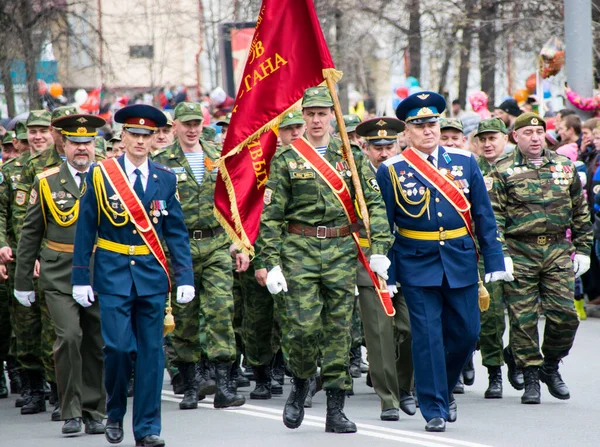 Tomsk, Rusya - 9 Mayıs 2016: Zafer Günü kutlamalarında insanlar 
