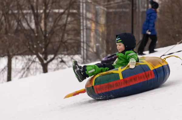 2020年1月22日 俄罗斯圣彼得堡 孩子们玩得很开心 在冰上滑下了一座小山 — 图库照片