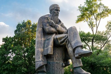 Staraya Russa, Rusya - 1 Ağustos 2020: Ünlü Rus romancı Fyodor Mikhailovich Dostoyevski 'nin Anıtı