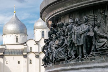 Velikiy Novgorod, Rusya - 2 Ağustos 2020: Rusya Milenyumu anıtı. Antik Novgorod kenti Büyük veya Velikiy Novgorod ünlü bir turizm merkezidir.