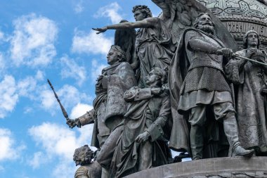 Velikiy Novgorod, Rusya - 2 Ağustos 2020: Rusya Milenyumu anıtı. Antik Novgorod kenti Büyük veya Velikiy Novgorod ünlü bir turizm merkezidir.