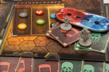 Kooperatif masa oyunu Kasvetli Cennet 'in unsurları. Kampanya tabanlı bir zindan emekleme oyunudur.. 