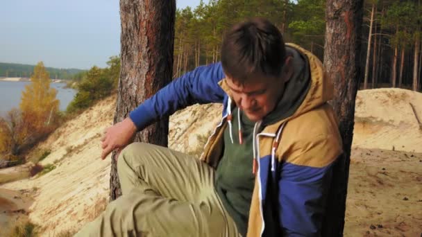 Взрослый человек турист с рюкзаком прогулки в осеннем лесу у реки — стоковое видео