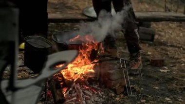 İnsanlar gece kamp ateşinin etrafında oturur. Turistler bir dinlenme tesisinde dinlenir, hikayeler anlatır ve şarkılar söylerler.