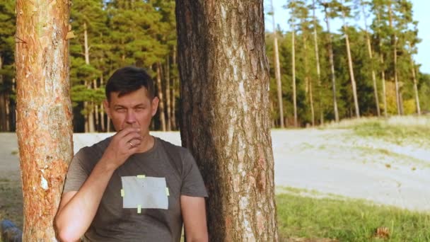 Een volwassen man toeristische reiziger met een rugzak wandelingen in de herfst bos in de buurt van de rivier — Stockvideo
