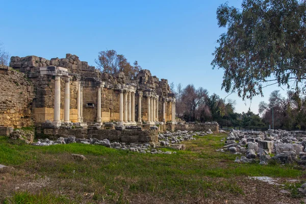 Vista Las Ruinas Monumental Antigua Fuente Romana Nymphaeum Con Columnas — Foto de Stock