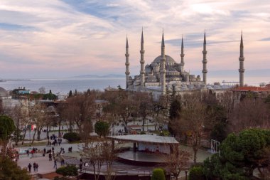 Ortaçağ Osmanlı İslam mimarisinin ünlü Müslüman mabedi Mavi Cami (Sultanahmet Cami), İstanbul yarımadasındaki Boğaz 'a bakan altı minareyle