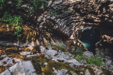 Vahşi Şelale ve Karst Vadisi Kayalıkları