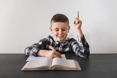 Yükseltilmiş İşaret Parmaklı Çocuk Çözüm Buldu