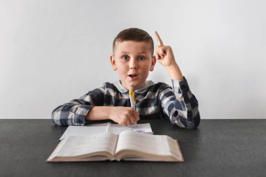 Okul çocuğunun iyi bir fikri ya da çözümü var.